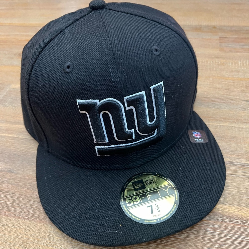 NY Giants New Era fitted cap. Size 7 5/8.